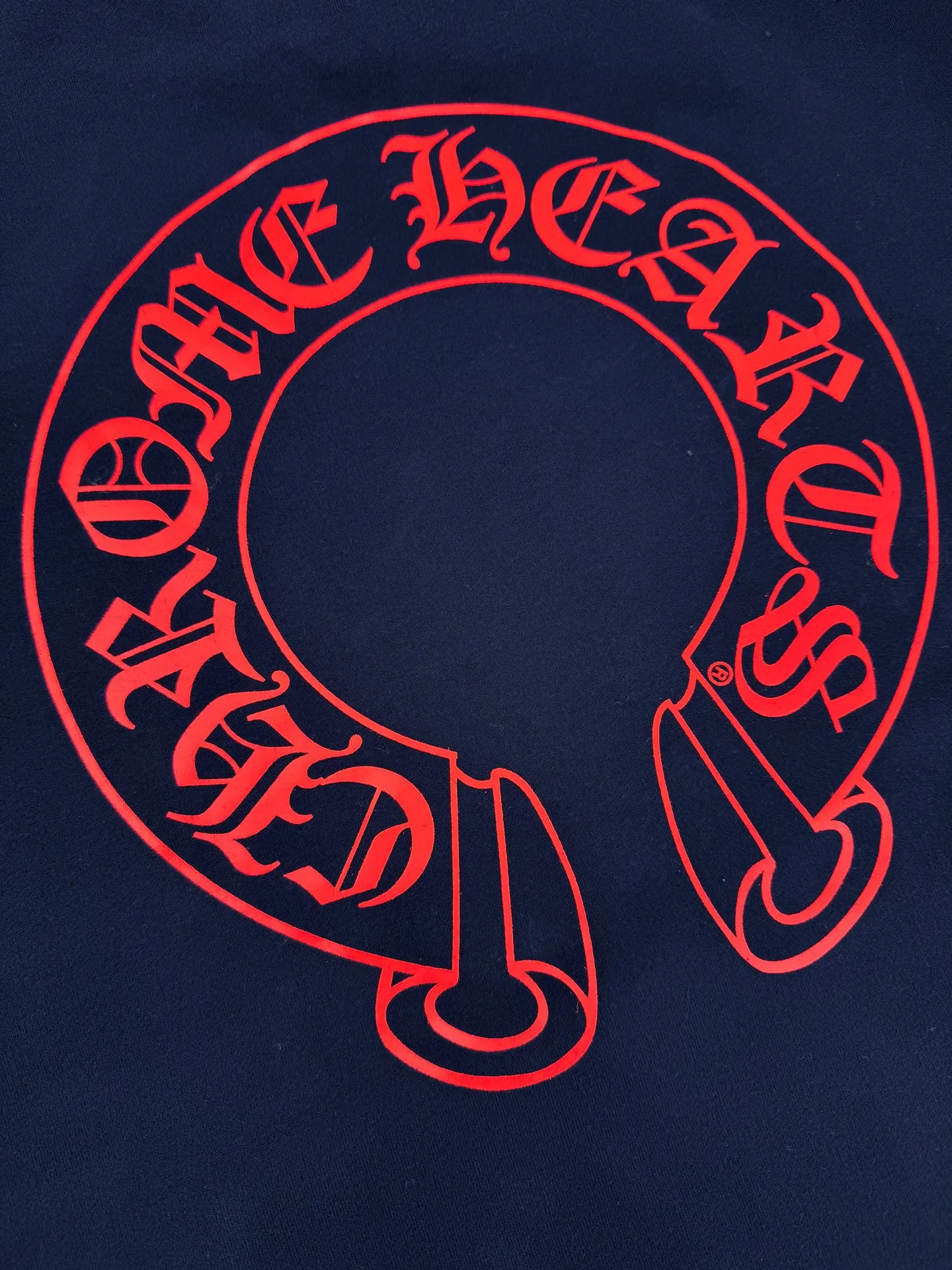 P410 Chrome Hearts Horseshoe flower hooded sweatshirt, Australian velvet satin technical cotton, excellent texture, comfortable and close to the skin, a touch of midnight navy dip dyeing, low-key elegance, three forms of realistic red horseshoe flowers, like the trend of flame ink, naturally smudged on the rice paper, controlling the visual focus, from concrete totem to abstract light spots, whispering that I am the rock oracle of the rules, a rebellious ceremony about wearing and performing, process 1: using glue printing, the printing has been modified by the film screen three times. Use glue liquid paint to print patterns on the fabric and bake the fabric to fix the printed pattern. Process 2: The fabrics are washed and have a better hand feel. Not easy to deform, not easy to shrink, not easy to fade, and maintain long-term beauty. Accessories: Customized 1:1 CH eyelet. Customized 1:1 CH trademark. Version: Loose version. Size: S M L XL. Style number: 25383.